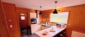 Wasserkocher mit Kaffee-/Teezubehör, Kühlschrank, Mikrowelle, Ofen