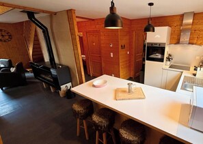 Wasserkocher mit Kaffee-/Teezubehör, Kühlschrank, Mikrowelle, Ofen