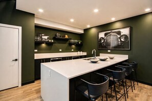 Wasserkocher mit Kaffee-/Teezubehör, Kühlschrank, Mikrowelle, Ofen