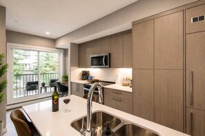 Wasserkocher mit Kaffee-/Teezubehör, Kühlschrank, Mikrowelle, Ofen
