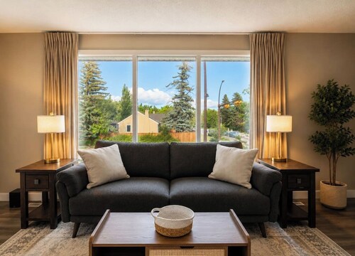 Modern 4BR Duplex Near Marda Loop| Family Friendly
