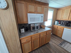 Coffee/tea maker, fridge, microwave, oven - Ken's Place - Cozy & Fun in Cumberland Wi (Cumberland)