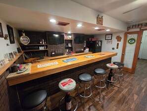 Bar (on property) - Ken's Place - Cozy & Fun in Cumberland Wi (Cumberland)