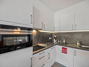 Wasserkocher mit Kaffee-/Teezubehör, Kühlschrank, Mikrowelle, Ofen
