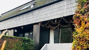 A modern building with a flat roof, large windows, and a white exterior wall. - 4-guest Elegant Holiday Base in Hotton (Hotton)