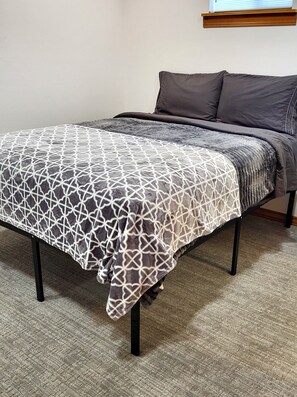 Iron/ironing board, Internet, bed sheets - SeaTac Cozy Home Away From Home (SeaTac)
