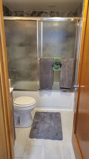 Hair dryer, towels, soap, toilet paper - SeaTac Cozy Home Away From Home (SeaTac)