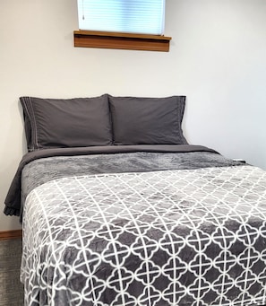 1 habitación, tabla de planchar con plancha, internet y ropa de cama