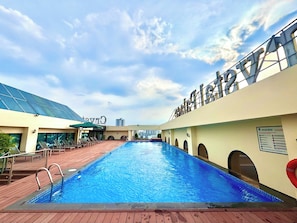 15 outdoor pools, open 6:00 AM to 8:00 PM, pool loungers - SECC Golden King Emhouse (Tan My)