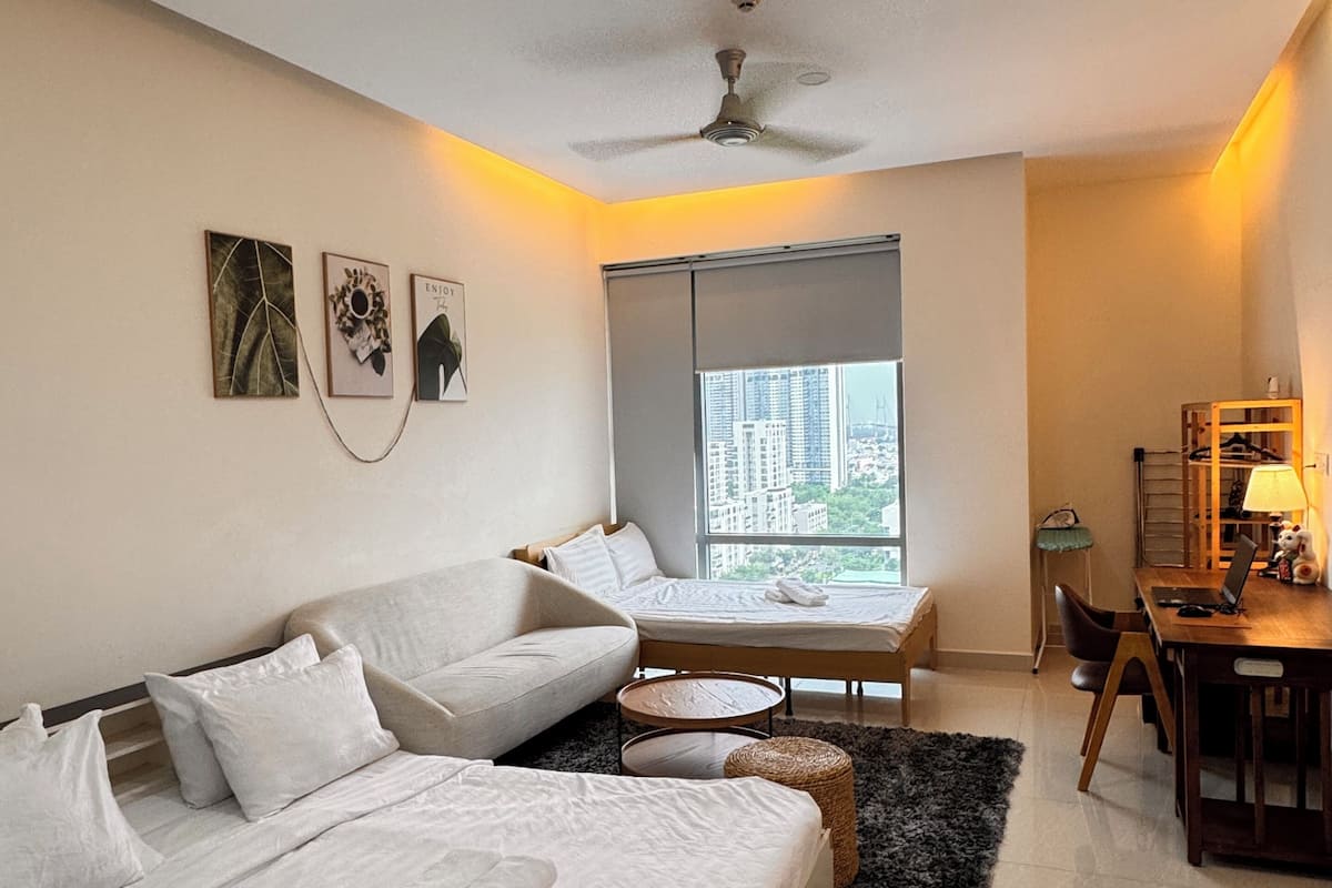 Studio Suite tiện nghi đơn giản, nhiều giường, quang cảnh sân golf | Bàn, khu vực làm việc phù hợp cho laptop, màn/rèm cản sáng
