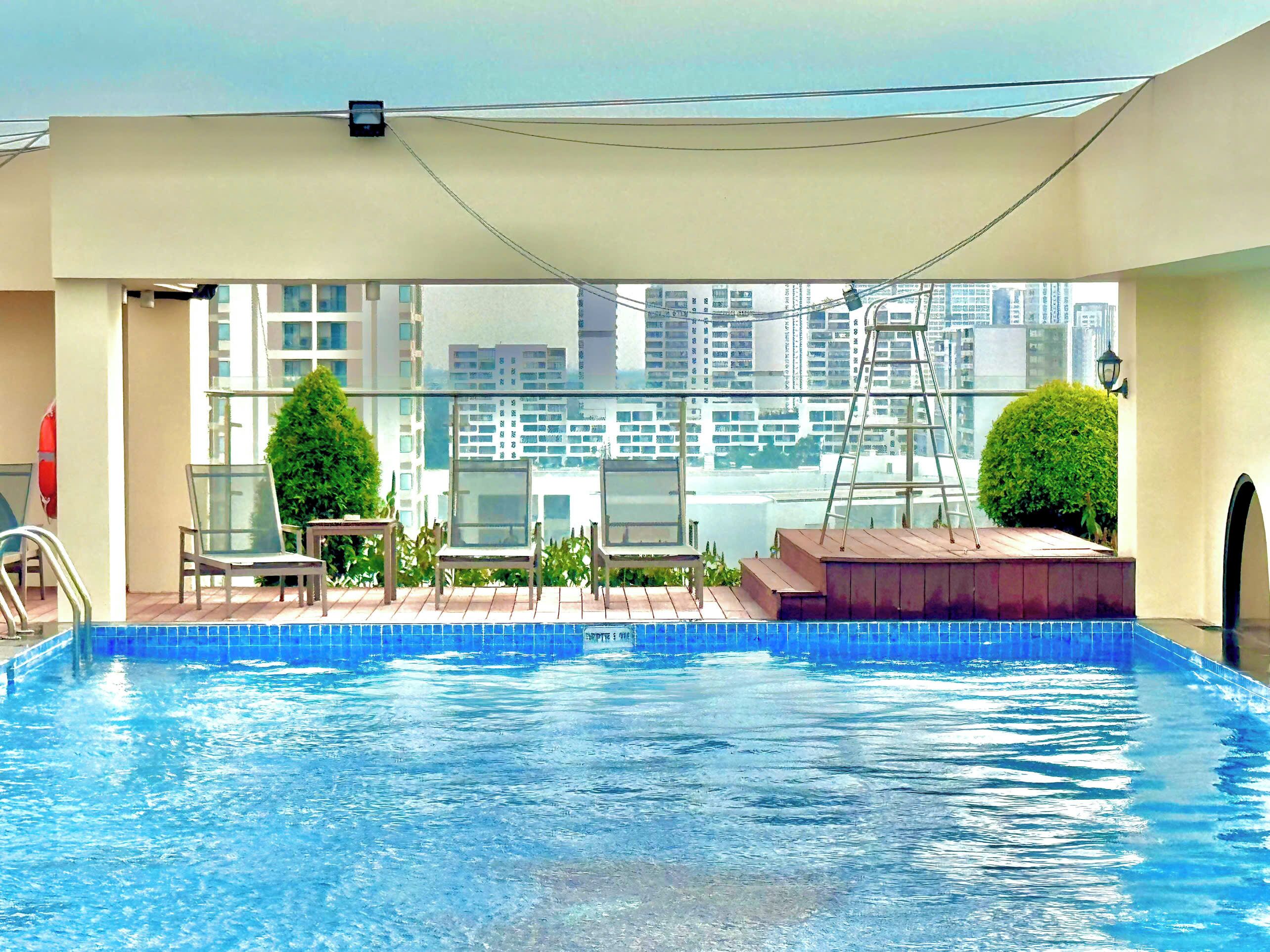 15 piscines extérieures, chaises longues, maîtres-nageurs sur place