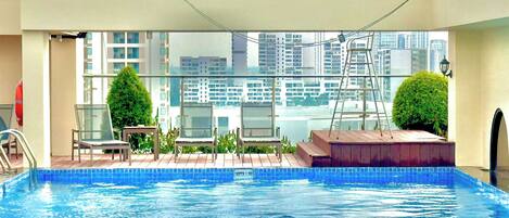 15 piscinas externas, funciona das 6h às 20h, espreguiçadeiras