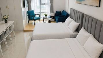 Suite estudio Confort, 2 camas de matrimonio, vistas al parque | Escritorio, espacio para trabajar con un portátil, cortinas opacas