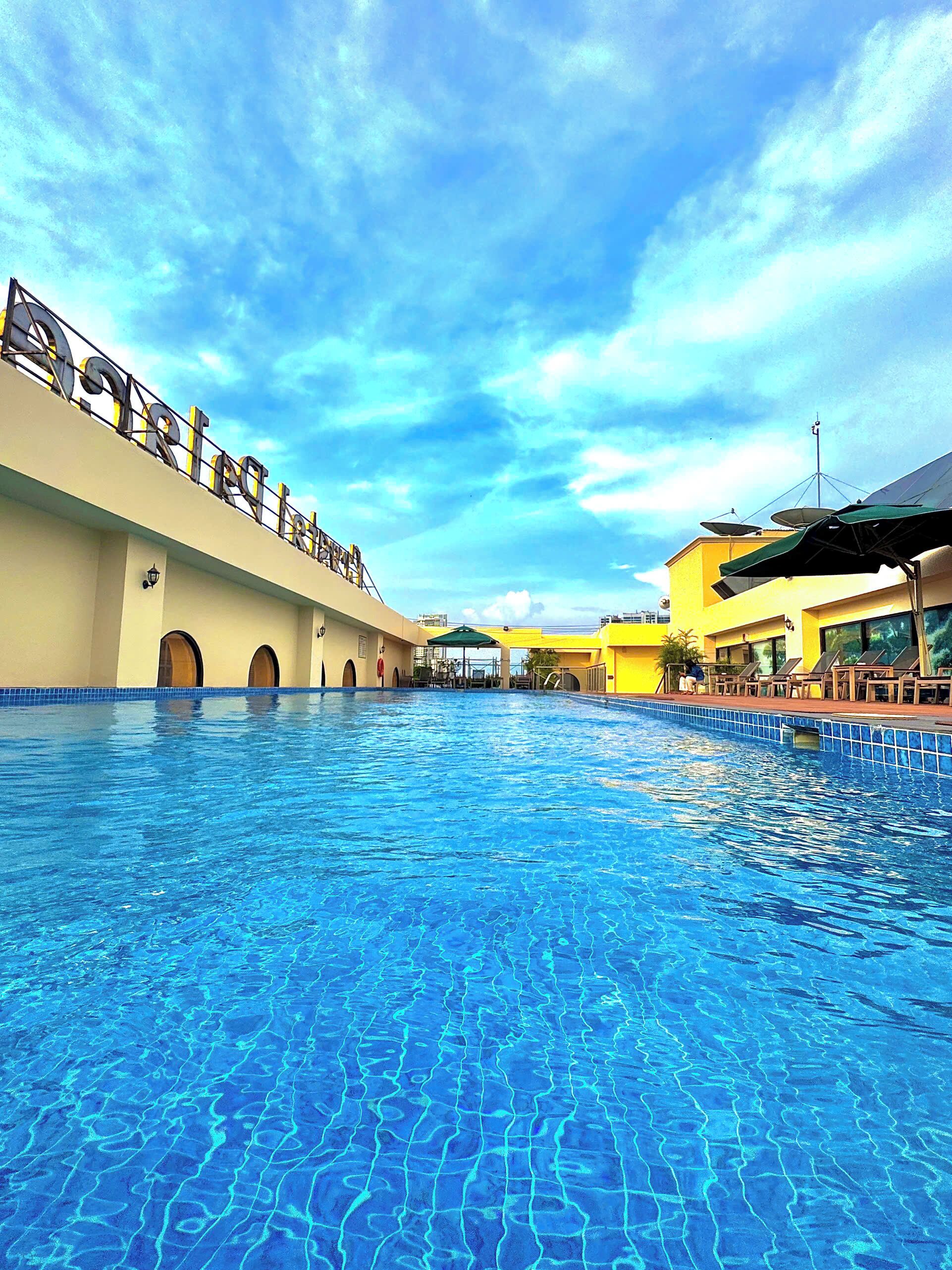 15 outdoor pools, open 6:00 AM to 8:00 PM, pool loungers