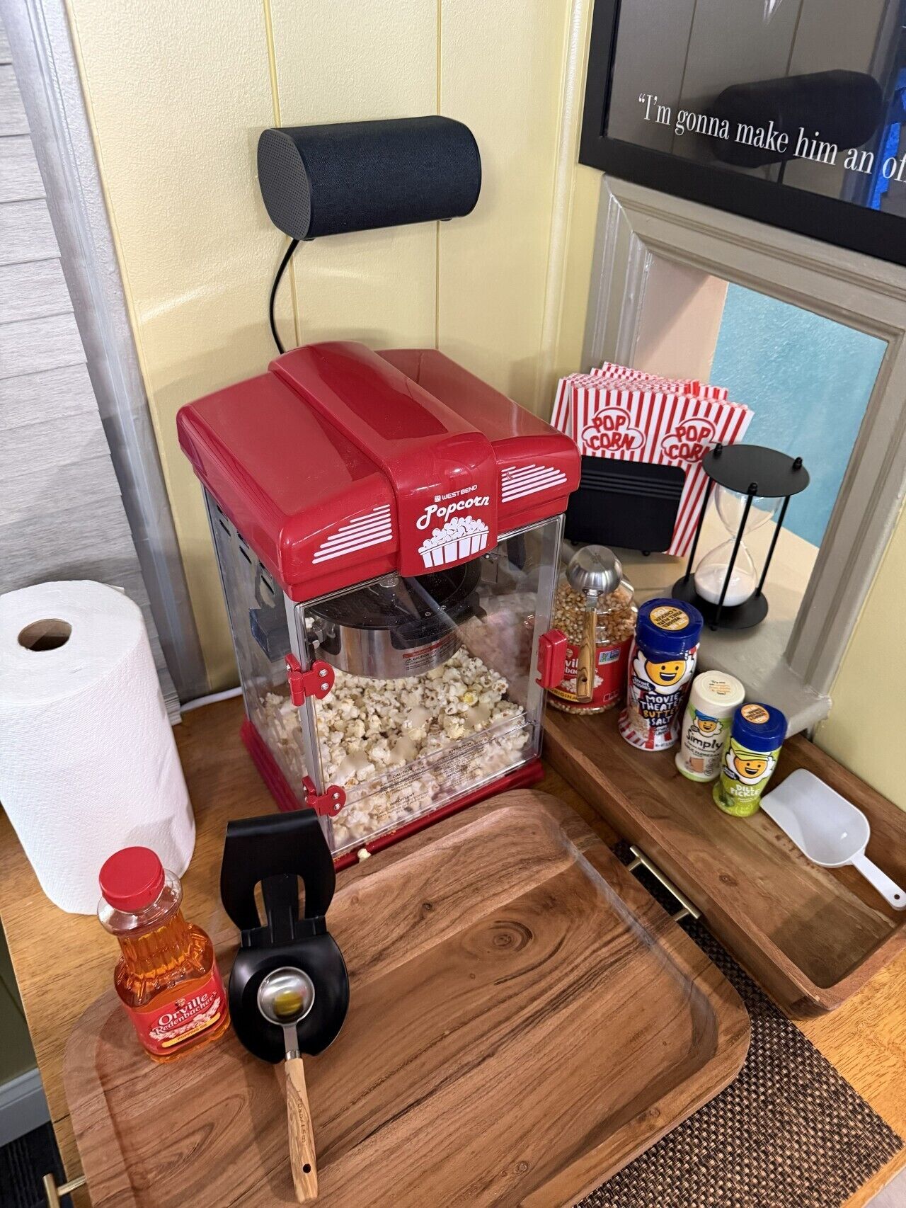 Een popcornmachine, een fles siroop, een popcornbak en een bioscoopscherm.