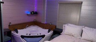 Hot Tub & Home Theatre in the Hood