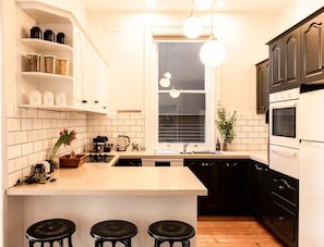 Fridge, microwave, oven, stovetop - Victoria's Terrace in Beautiful Battery Point (Hobart City)