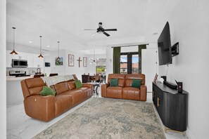 Een moderne woonkamer met een bank, een televisie en een console tafel.