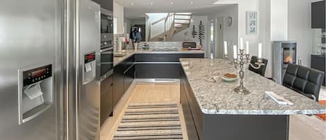 Refrigerador, microondas, horno y parrilla de estufa
