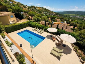 A rooftop pool with a view of a hillside village. - Villa Belleza - Santa Cristina d'Aro, Catalonia (Santa Cristina d'Aro)
