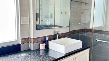 Deluxe Duplex, City View | Bathroom