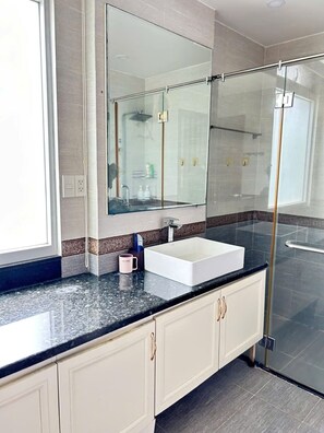 Deluxe Duplex, City View | Bathroom - Lumiere Home 3BR - Just 5 Mins to SECC (Ho Chi Minh City)