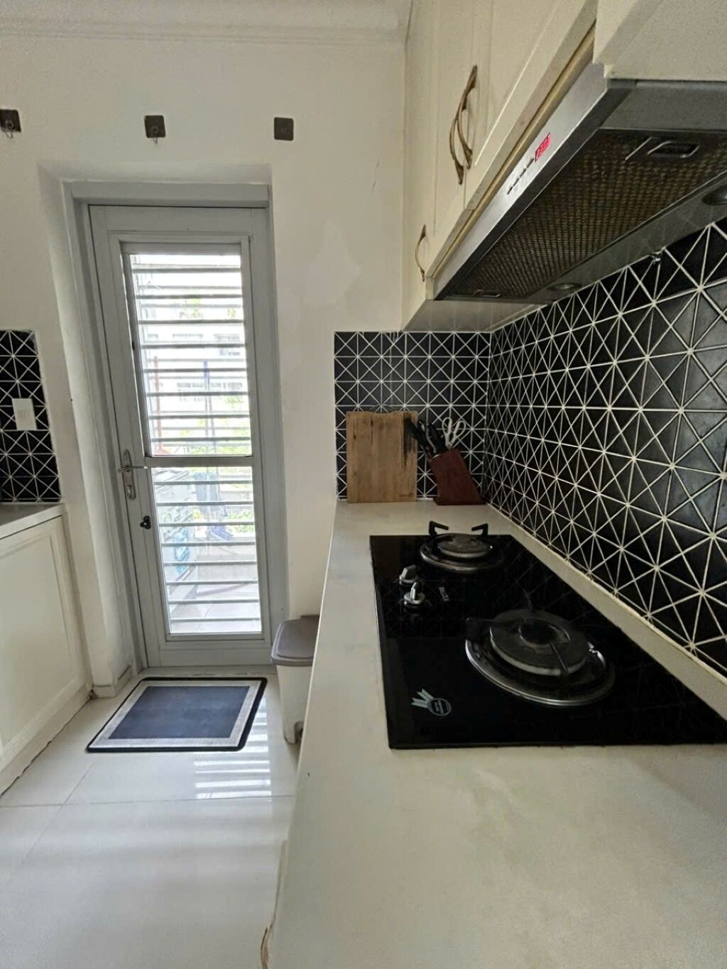 Deluxe Duplex, City View | Private kitchen | Full-sized fridge, oven, stovetop, cookware/dishes/utensils