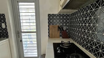 Deluxe Duplex, City View | Private kitchen | Full-sized fridge, oven, stovetop, cookware/dishes/utensils