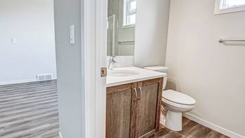 Dusche, Whirlpool, Haartrockner, Bidet