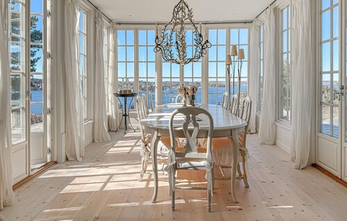 Lovely home in Saltsjöbaden with sauna