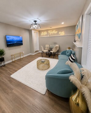 Living area - Cozy 2-bedroom house in perfect Suwanee with AC (Suwanee)