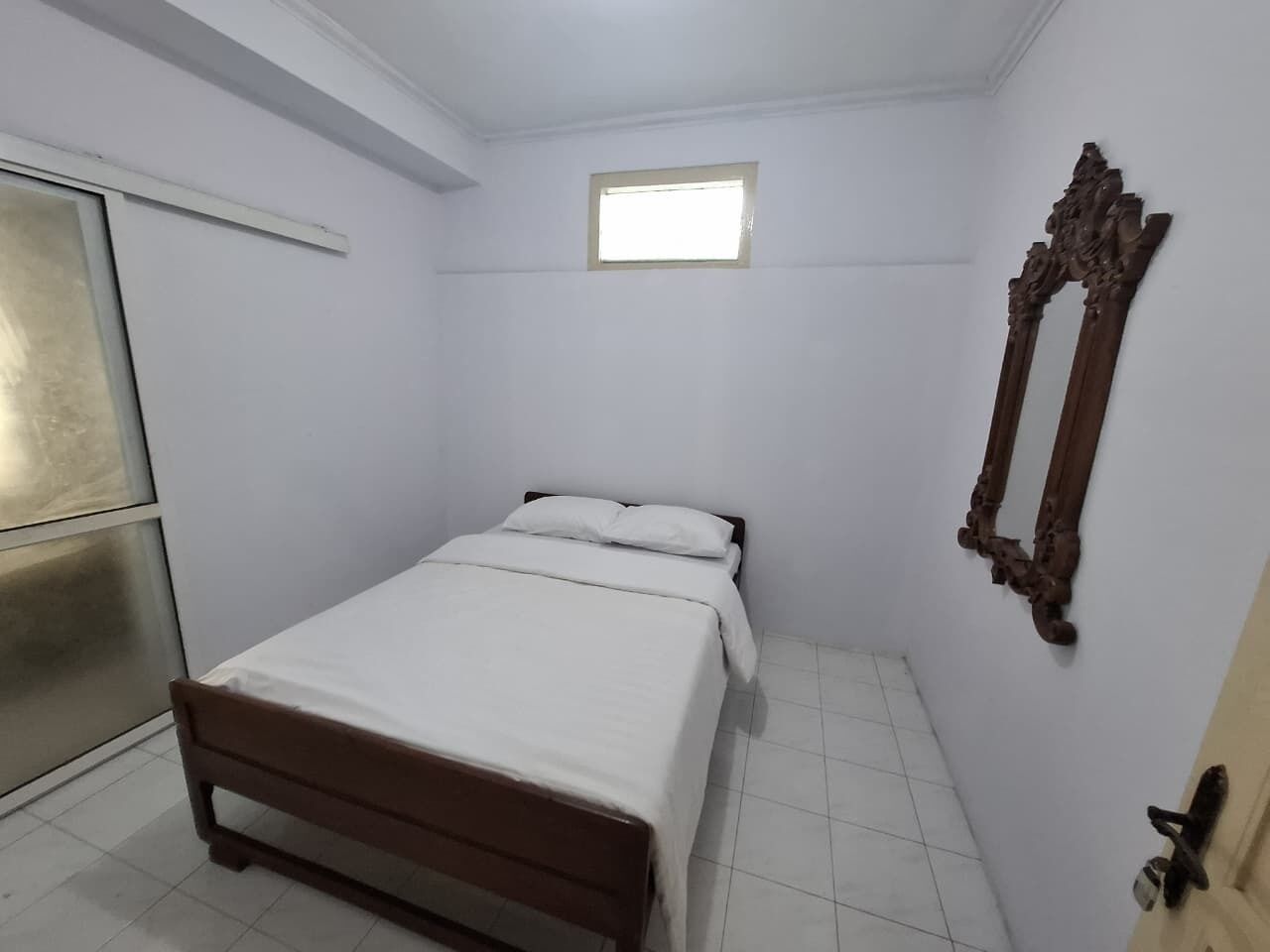Desk, laptop workspace, iron/ironing board, free WiFi