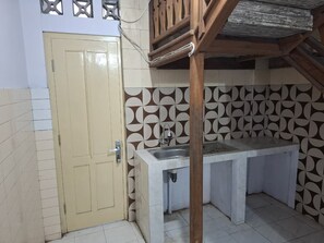 Bathroom - Ndalem Suryomentaraman (Yogyakarta)
