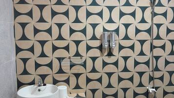 Villa Classic, vista giardino | Bagno | Doccia, set di cortesia gratuito, asciugamani, sapone