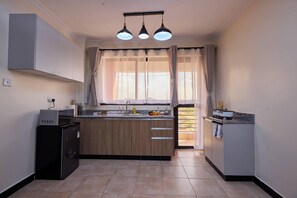 Apartament executiu, 1 dormitori | Cuina privada | Frigorífic, microones, forn i placa de cuina 