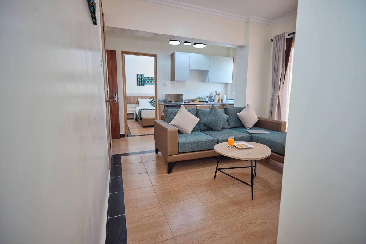 Departamento familiar, 2 habitaciones | Área de sala de estar | Smart TV de 42 pulgadas con canales digitales y Netflix