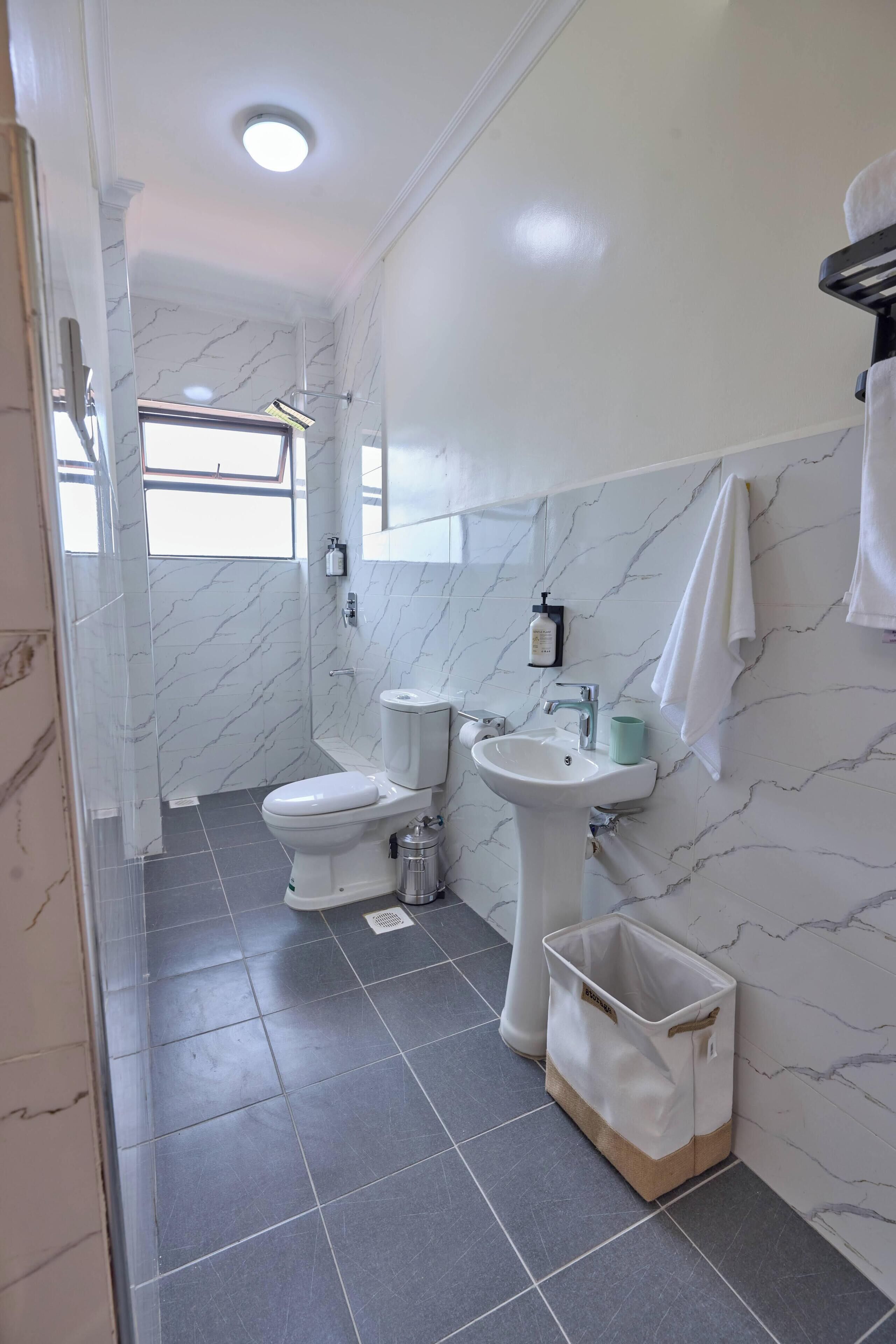 Estudio Deluxe | Baño | Amenidades de baño gratuitas, toallas, jabón, shampoo 