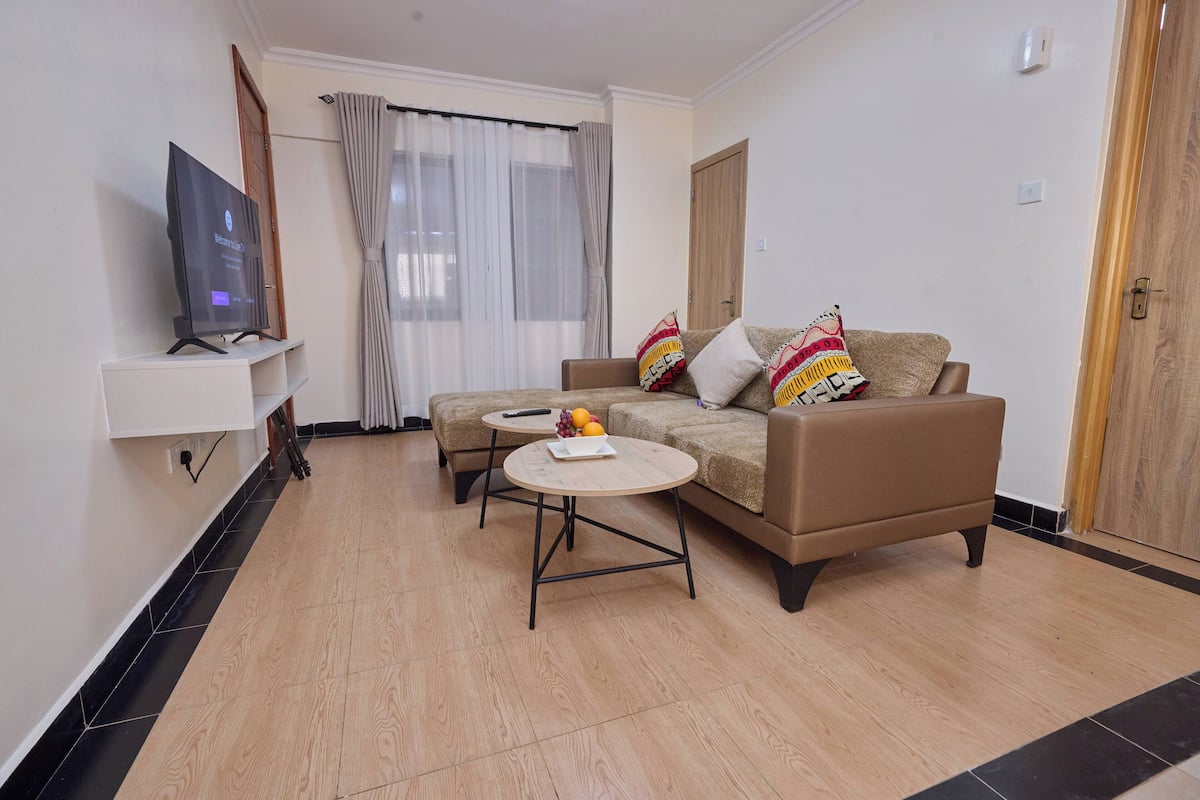 Departamento ejecutivo, 1 habitación | Área de sala de estar | Smart TV de 42 pulgadas con canales digitales y Netflix