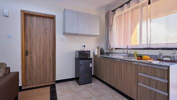 Departamento ejecutivo, 1 habitación | Cocina privada | Refrigerador, microondas, horno y parrilla de estufa