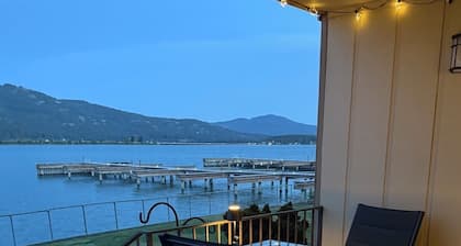 Lakefront Nostalgia - Waterfront Sandpoint Condo w/ swimming pool bikes & kayaks