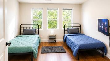 4 Schlafzimmer, Schreibtisch, Bügeleisen/Bügelbrett, Reisekinderbett