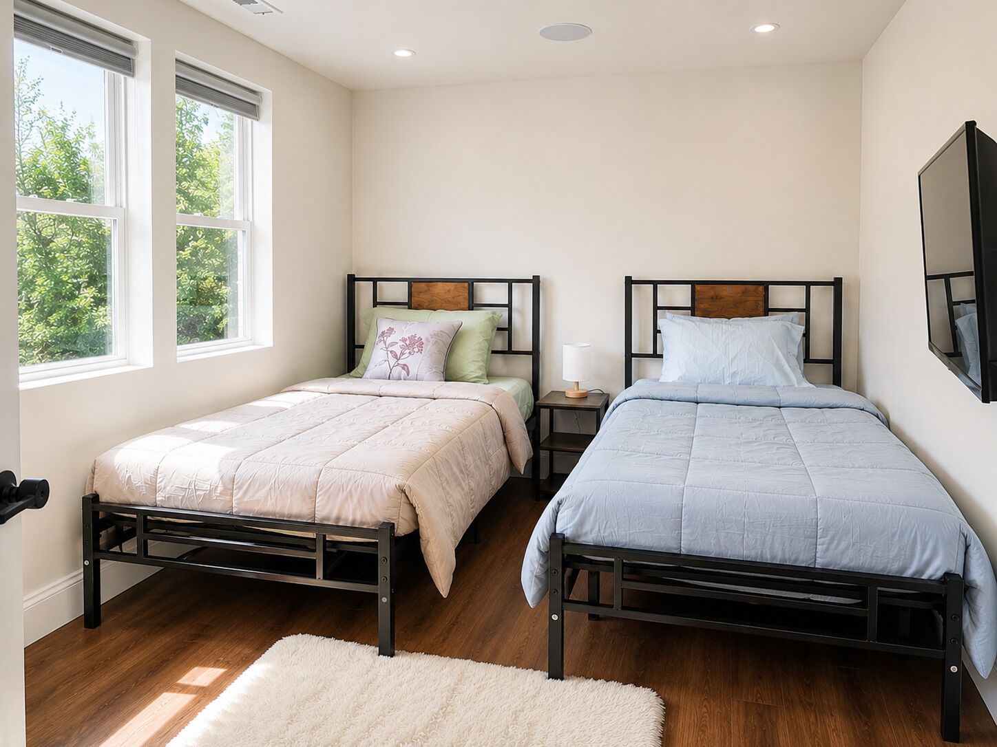 4 bedrooms, desk, iron/ironing board, travel crib