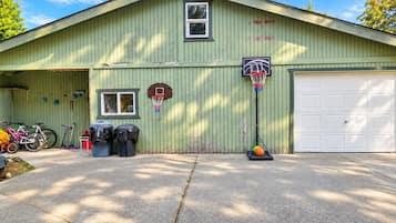 Un bâtiment écologique doté d’un panier de basket, d’un garage et d’un vélo.