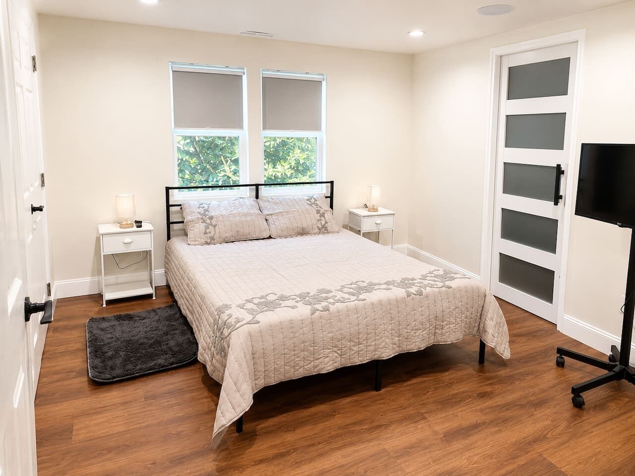 4 bedrooms, desk, iron/ironing board, travel crib