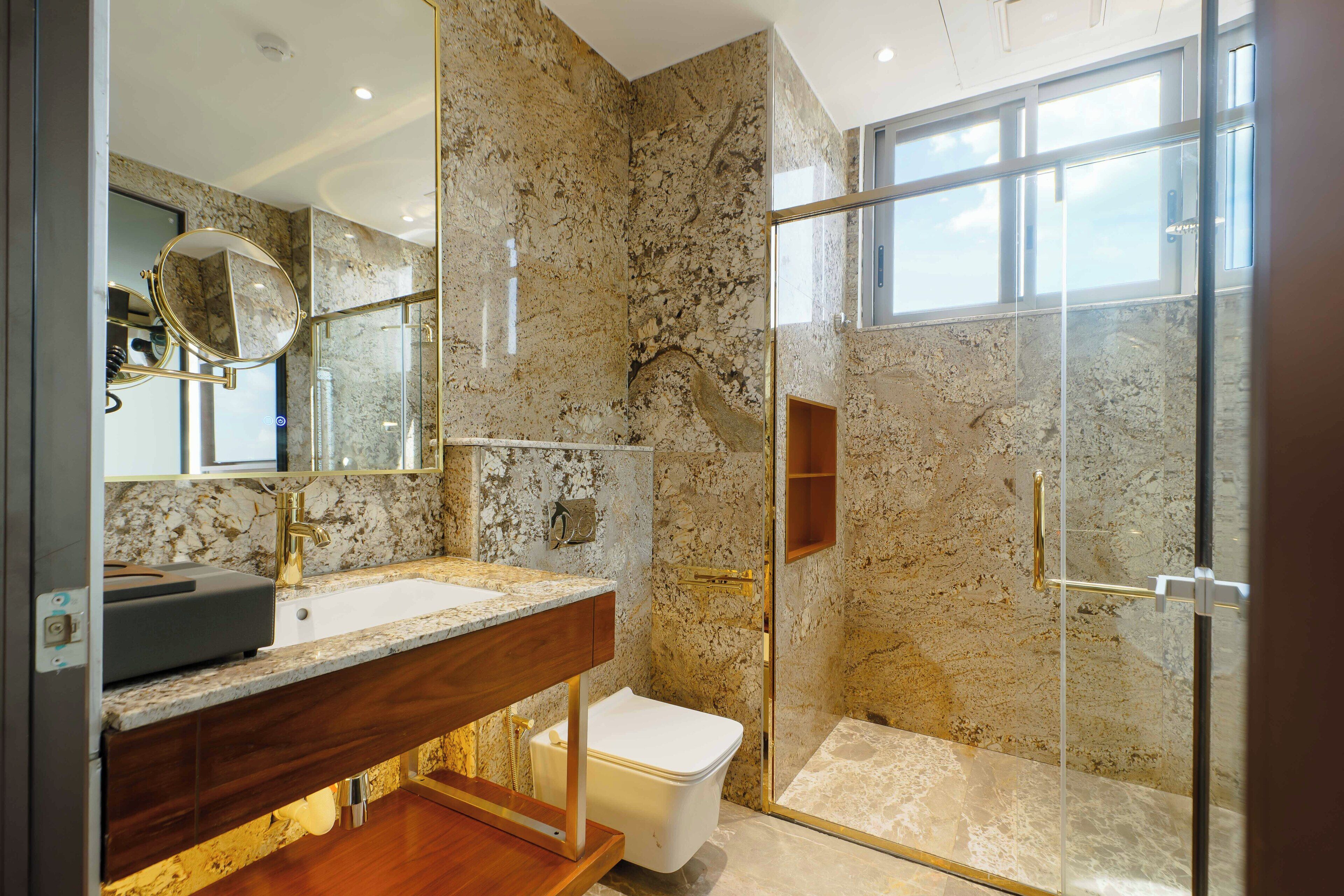 Suite superior, balcón, vista parcial al mar | Baño