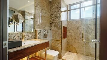 Suite superior, balcón, vista parcial al mar | Baño