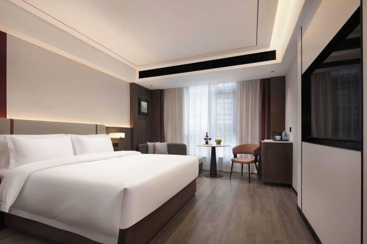 Blackout curtains, soundproofing, free WiFi