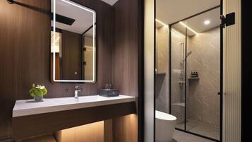 Habitación empresarial | Baño | Regadera, amenidades de baño gratuitas, secadora de cabello, pantuflas