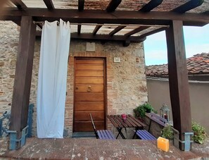 Outdoor dining - Lucienne at the village (Gombitelli)