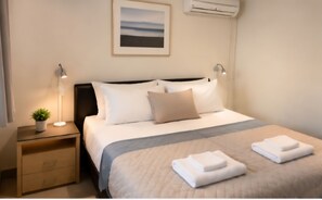 Desk, laptop workspace, blackout curtains, iron/ironing board - Hobart City Hotel (Hobart)